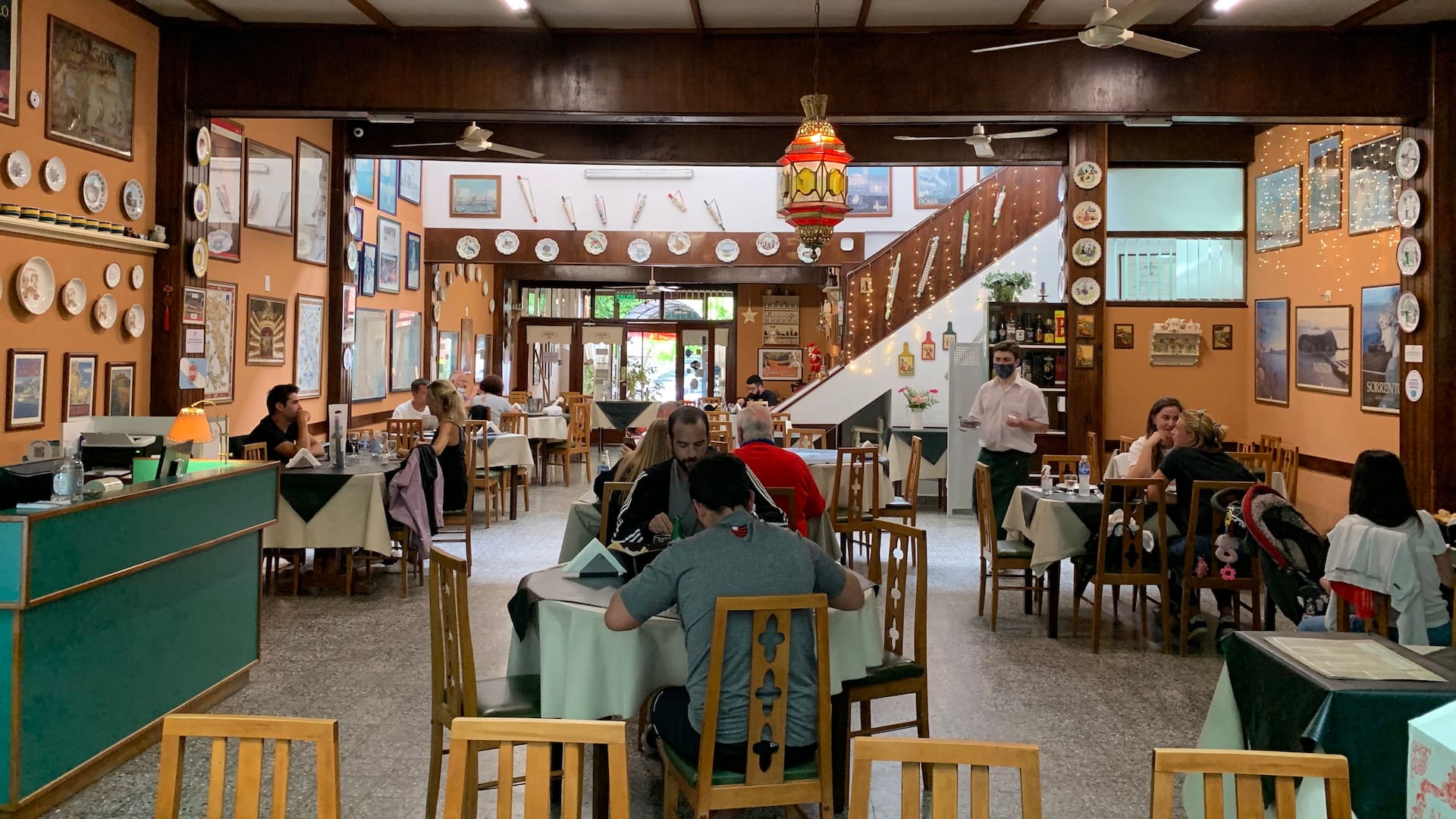 La vista del salón de la Trattoria Napolitana Véspoli