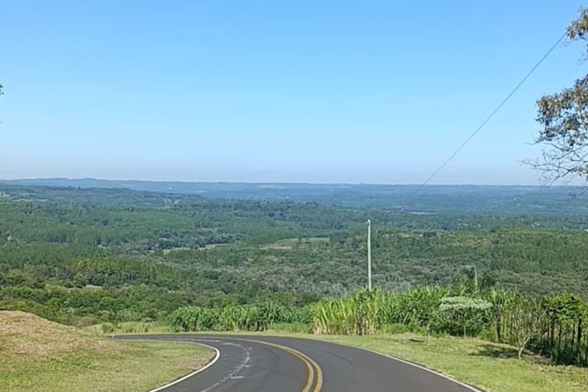 La vista del sur de Misiones, desde la altura de Almafuerte. Construirán un mirador que promete captar a visitantes de Posadas y alrededores