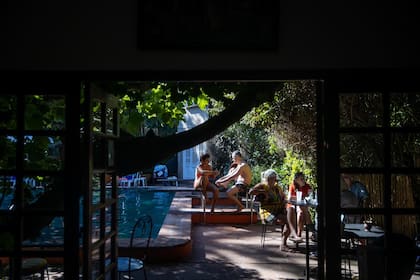 La vista desde el bar a la pileta