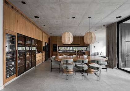 La vista desde el comedor hacia la cocina revela la vecindad con la parrilla en el otro extremo de la galería. Más allá, el family room.