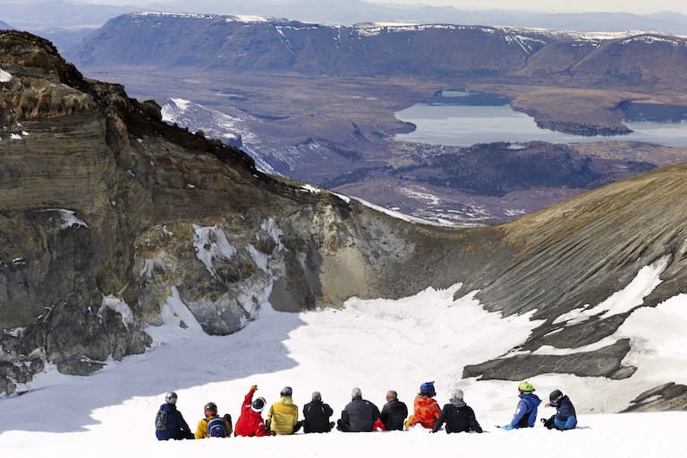 La vista desde el cráter del volcán Copahue. Se llega con moto de nieve, pero los últimos metros se hacen a pie y con mucha cautela