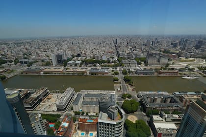 La vista desde el piso más alto de la ciudad, en el Alvear Tower Puerto Madero