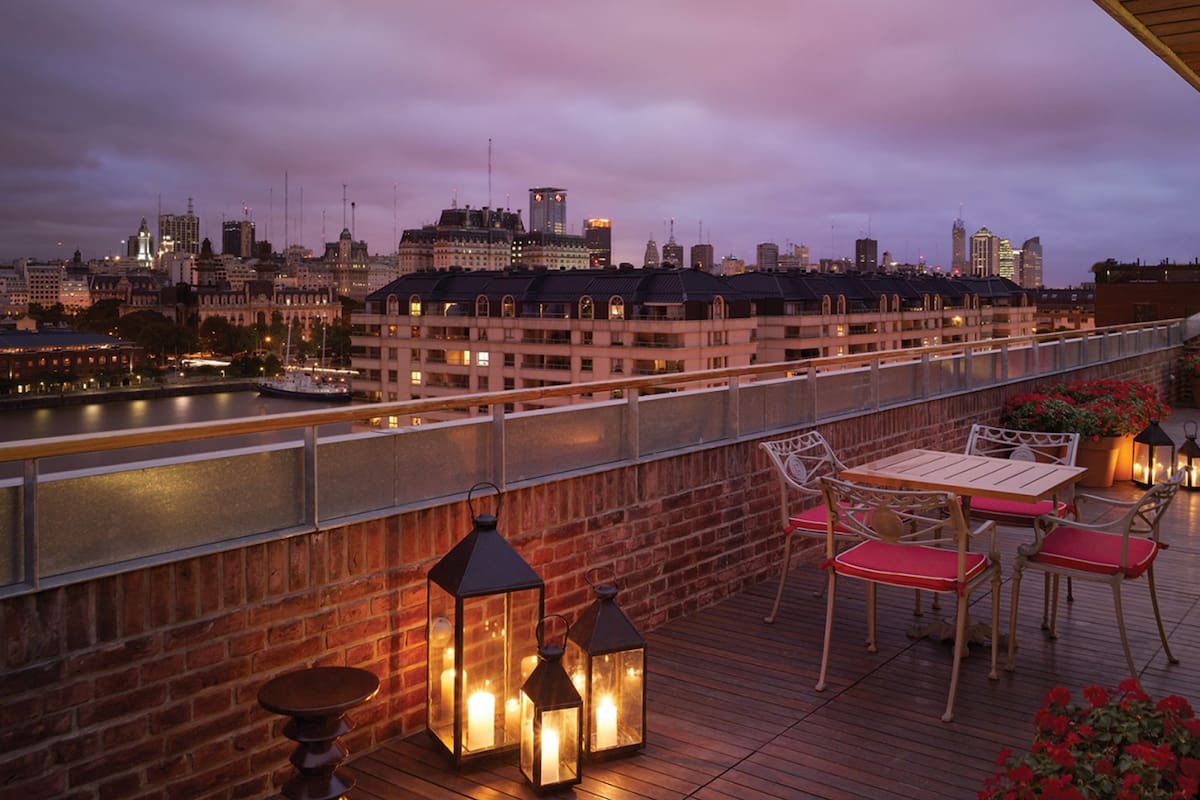 La vista desde la suite imperial, una Buenos Aires vista desde Puerto Madero