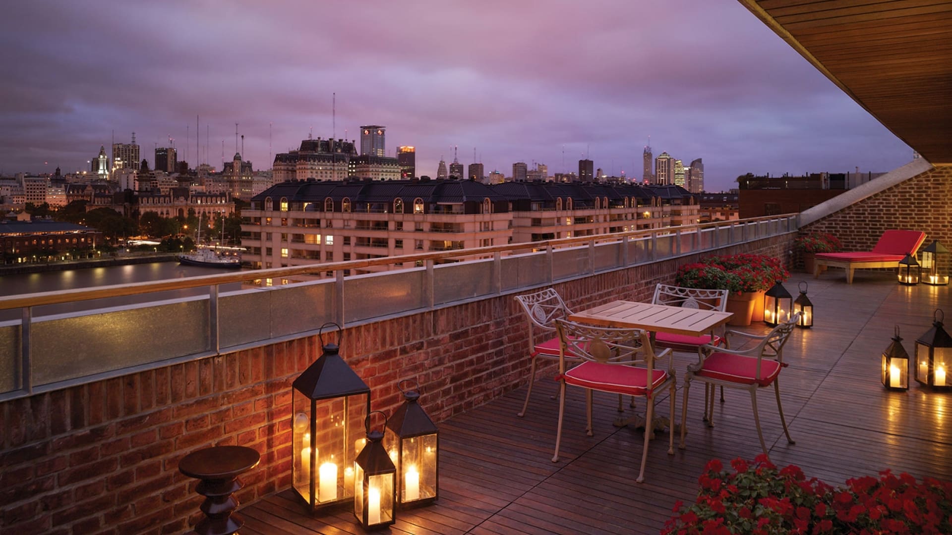 La vista desde la suite imperial, una Buenos Aires vista desde Puerto Madero
