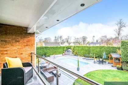 La vista desde uno de los balcones de la casa de 1 millón de dólares, donde se puede apreciar la pileta y el jardín. Captura: Whitegates / www.rightmove.co.uk