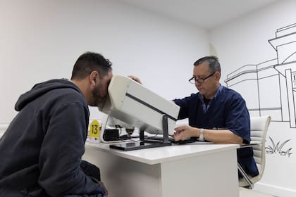 La vista es uno de los aspectos que se evalúan al renovar la licencia de conducir