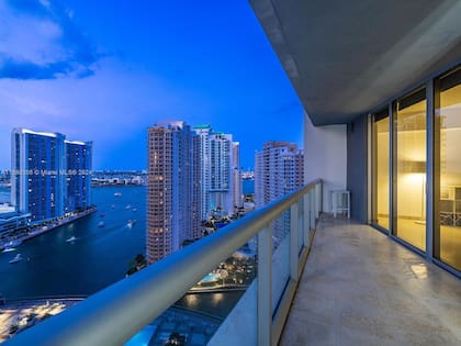 La vista hacia el Caribe desde un balcón del complejo Icon Brickell, donde Andrés Vázquez compró un departamento