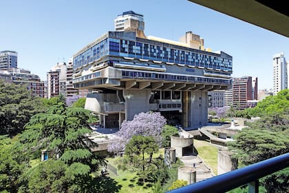 Biblioteca Nacional Mariano Moreno: De Francisco Bullrich, Alicia Cazzaniga y Clorindo Testa (proyectada en 1962; inaugurada en 1992). Un hito de la arquitectura moderna argentina y ejemplo del estilo "brutalista" (construcciones que exhiben los materiales y los elementos estructurales sobre el diseño).
