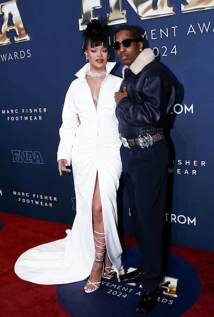 La vistosa gargantilla que lució Rihanna en la 38ª edición de los premios Footwear News Achievement Awards, celebrada en Nueva York, también llamó la atención. La cantante y actriz posó en la alfombra roja junto a su pareja, el rapero estadounidense A$AP Rocky, con un sensual vestido blanco de mangas largas con pliegues en la cintura, tajo hasta la rodilla, una pequeña cola y cuello italiano levantado