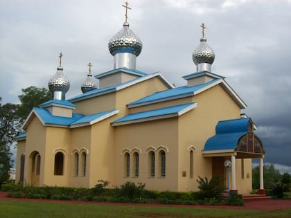 La vistosa Iglesia Ortodoxa de Tres Capones, un pueblo que no llega a las cinco cuadras donde comenzó la historia del Té Argentino hace 100 años