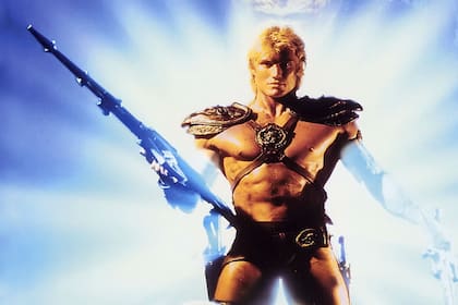 Dolph Lundgren haciendo lo que puede en Amos del universo