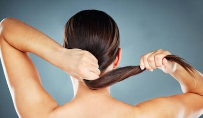 La vitamina A propiciaría el desarrollo de sebo para mantener hidratado el pelo y contribuiría a un desarrollo de folículos más sanos