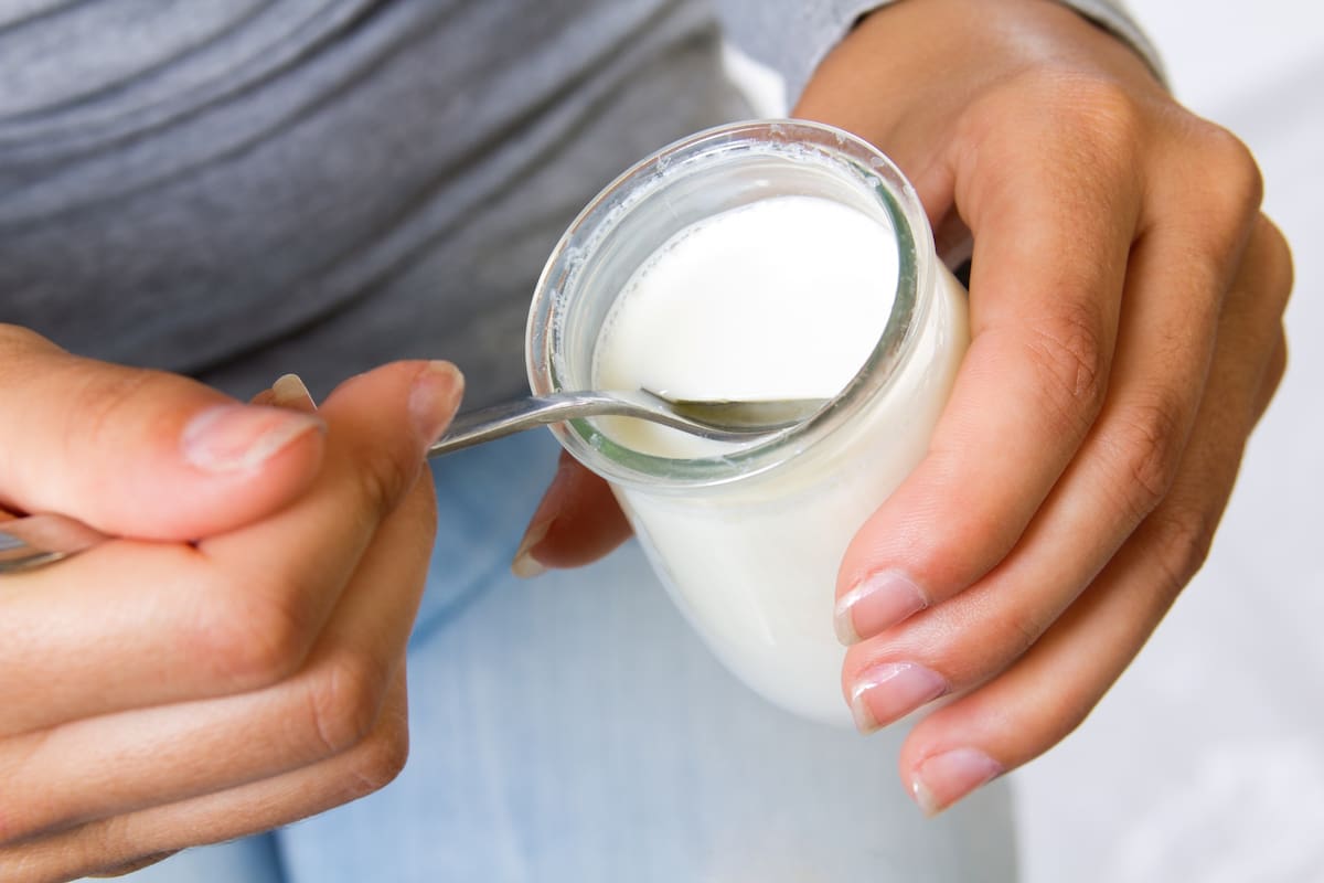 La vitamina B12 presente en el yogur griego es un micronutriente esencial que funciona como catalizador en los procesos energéticos del cuerpo humano