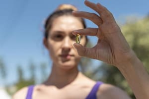 La vitamina B6 participa en una serie de reacciones químicas que son importantes para el sistema nervioso y la función cerebral, incluida la síntesis de proteínas, aminoácidos y mensajeros químicos del cerebro, así como el funcionamiento adecuado del sistema inmunitario