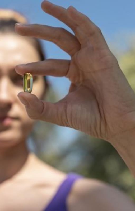 La vitamina B6 participa en una serie de reacciones químicas que son importantes para el sistema nervioso y la función cerebral, incluida la síntesis de proteínas, aminoácidos y mensajeros químicos del cerebro, así como el funcionamiento adecuado del sistema inmunitario