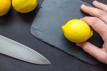 La vitamina C del limón es esencial para la producción de colágeno, promoviendo una piel más elástica y juvenil (Foto Pexels)
