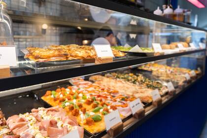 La vitrina con las pizzas para tentarse y probar distintos sabores.