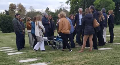 La viuda de Blaquier, en silla de ruedas, rodeada de amigos y familiares