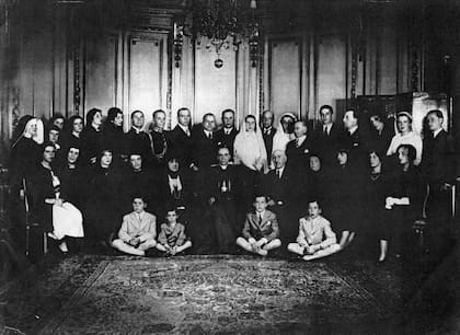 La viuda de Olmos junto a sus sobrinos en la visita del cardenal Pacelli a la residencia. Al morir su sobrina dejó ocho hijos huérfanos: Ezequiel, Josefina, Rosita, María Carolina, Martín, María, Raúl y Lía. Adelia se llevó a las chicas a vivir a su casa, y ubicó a los chicos en un piso de la calle Montevideo.