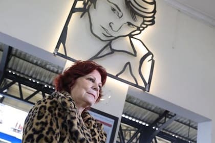 La viuda de Sandro, junto a la escultura (@diariodecultura)