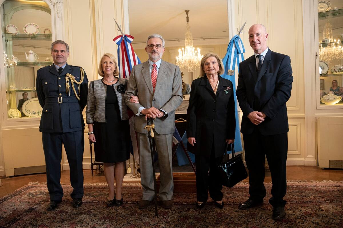 La viuda de un almirante británico le devolvió su sable a un teniente argentino