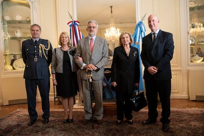 La viuda de un almirante británico le devolvió su sable a un teniente argentino