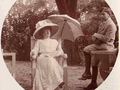 La viuda junto a uno de sus sobrinos nietos; ella nunca tuvo hijos, pero llevó a vivir con ella a los ocho hijos de su sobrina preferida luego de que ella falleciera