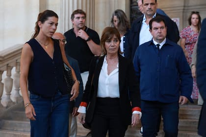 La viuda y la mamá de Federico Martín Aramburú, en las escalinatas de la corte donde se realiza el juicio