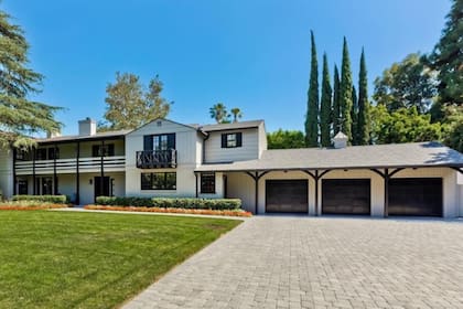 La vivienda, construida en 1935, dispone de cuatro habitaciones, cinco baños, piscina y aproximadamente 453 metros cuadrados de superficie cubierta
