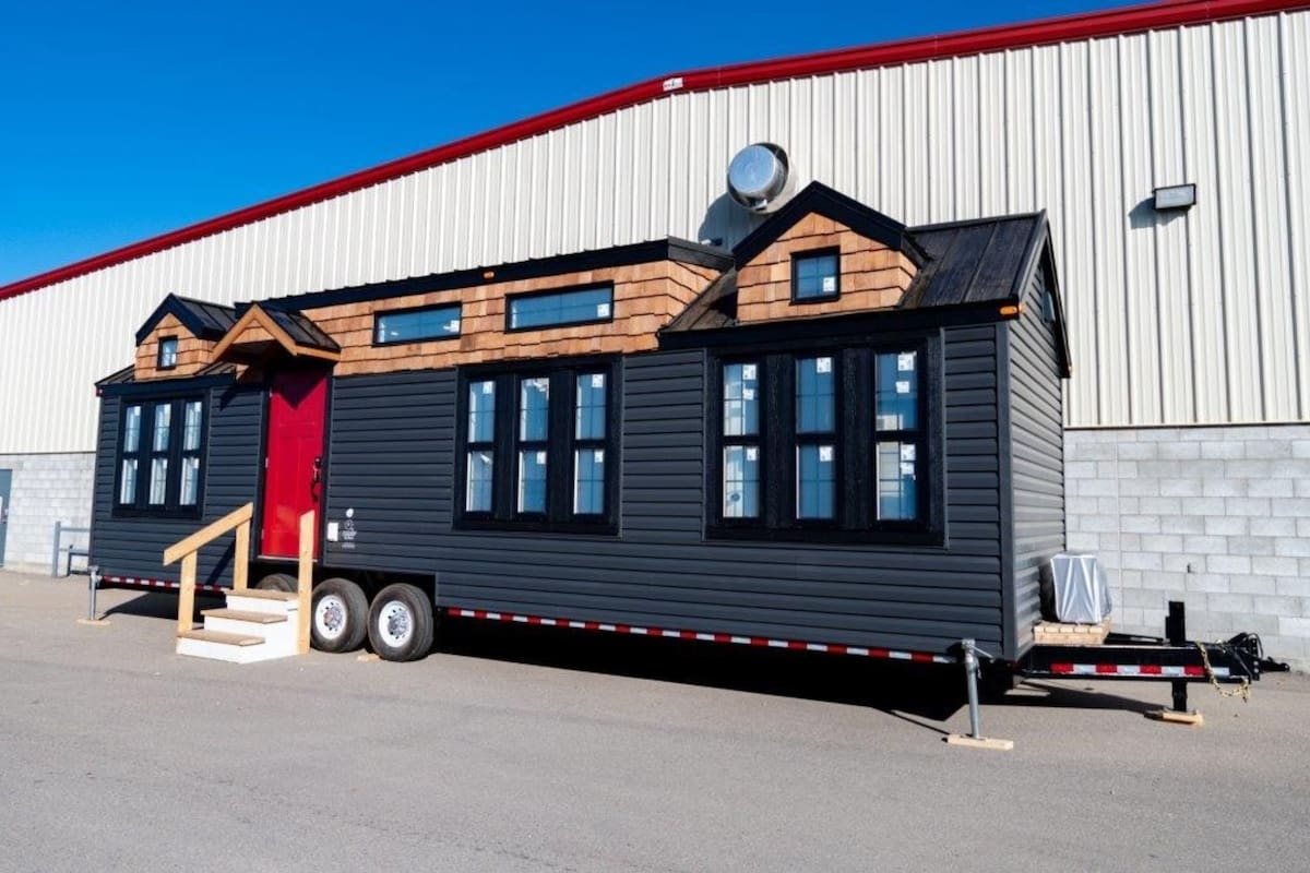 La vivienda cuenta con 26 ventanas que potencian la luz natural