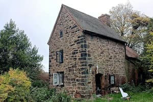 La vivienda fue construida en el año 1530 y posee tres plantas con varias habitaciones individuales y un amplio jardín.