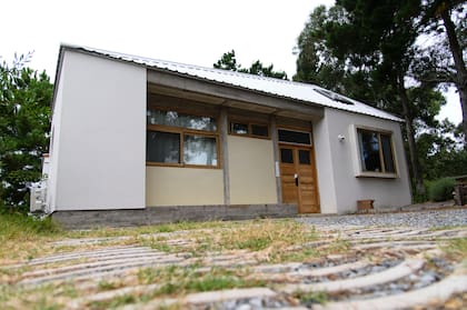 La vivienda mantiene la estructura característica de una planta organizada en torno de un patio central, que actúa como nexo entre el interior y el exterior