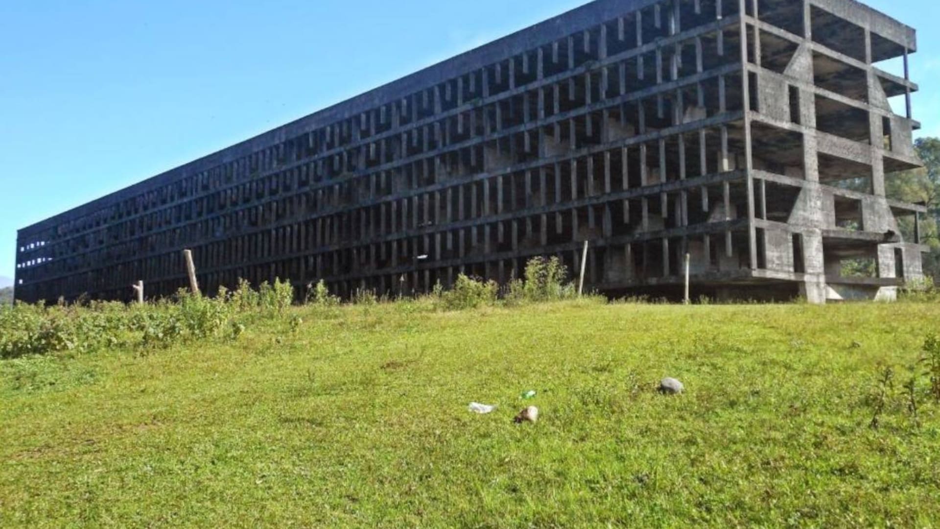 La Ciudad Universitaria de Tucumán estaba emplazada en el Cerro San Javier y contaba con edificios para las facultades, viviendas para estudiantes, un centro comunal, estadios y hasta un lago artificial