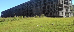 La ciudad universitaria para 40 mil estudiantes en un monte tucumano, un proyecto monumental del que solo quedan ruinas