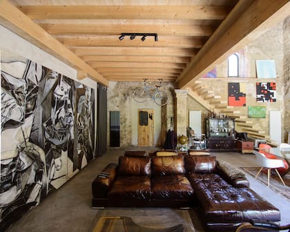 La vivienda se concibe como un espacio abierto, donde el hogar se convierte en un lugar de encuentro y la arquitectura habitacional se convierte en una oportunidad para la socialización.