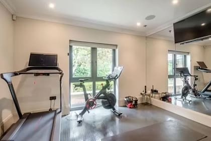 La vivienda se distribuye en tres plantas y cuenta con cinco dormitorios, gimnasio, un garaje para dos autos e incluso un bar