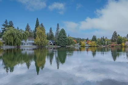 La vivienda se encuentra frente al Lago Washington