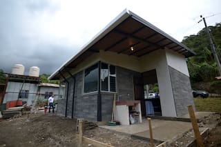 Es madre soltera, ahorró nueve años para su terreno y construyó su casa con 850 bloques de plástico reciclado