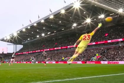 La volada de Dibu Martínez será insuficiente: Anton Stach lo sorprendió y abrió el marcador en Aston Villa vs Leeds, por la Premier League