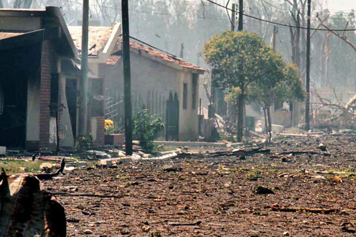 La voladura intencional del arsenal de Río Tércero dejó siete muertos, 300 heridos y una ciudad en ruinas