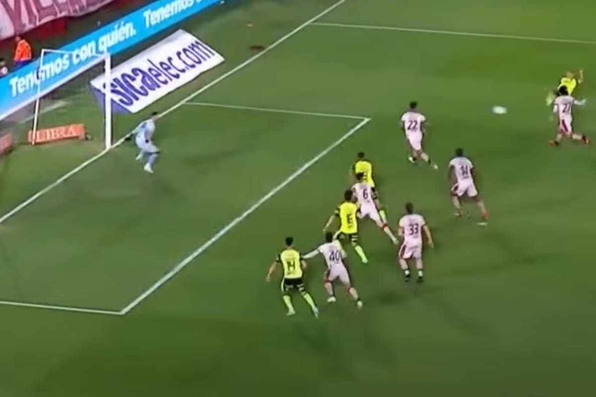 La volea de Carlos Arce se meterá en el ángulo del arco de Colón; otra jugada preparada de Rondina le dio el éxito a Barracas Central