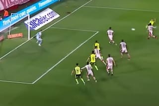 La jugada de laboratorio para ganar un partido de "6 puntos" y el contraataque que erró Wanchope Abila