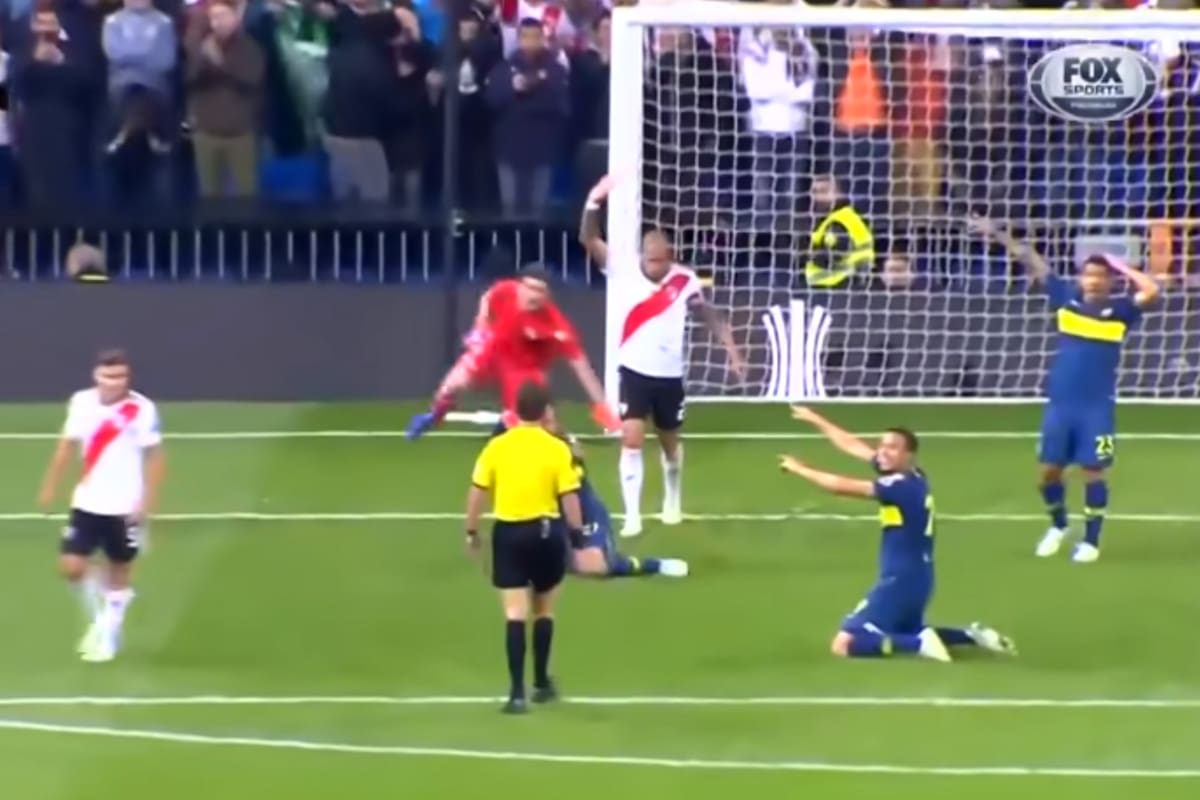 La volea en el palo de Leonardo Jara a solo un minuto del final del partido. Luego, vendría el histórico gol del Pity Martínez en la inolvidable corrida a campo abierto