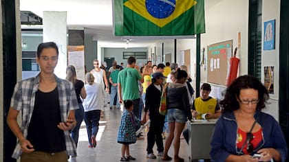 La votación en Brasil se desarrolla con tranquilidad en las escuelas y centros habilitados para sufragar