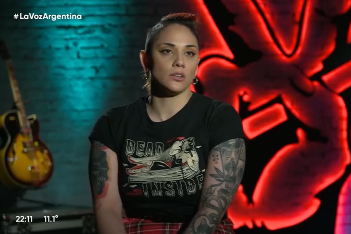 La Voz Argentina: maquilla muertos, es baterista en una banda hardcore y encantó al jurado en las audiciones a ciegas. Foto/Captura: Telefe