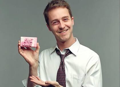 La voz en off interpretada por Edward Norton fue crucial para que la película no fuera solo una sucesión de escenas violentas