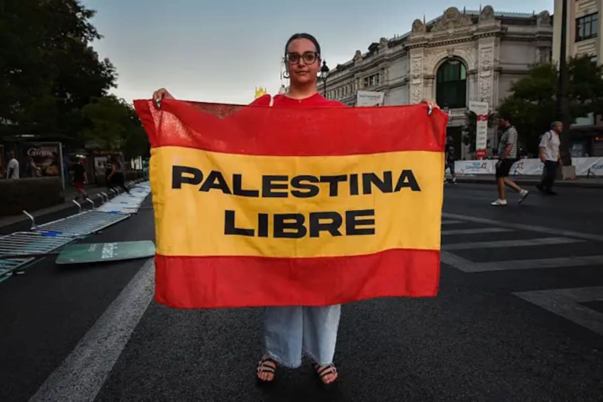 La Vuelta a España, competencia de ciclismo, se vio invadida por personas con banderas en apoyo a Palestina.