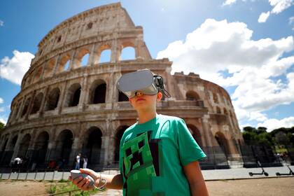 La vuelta al Coliseo. Los romanos aprovechan para visitar el imponente anfiteatro sin filas