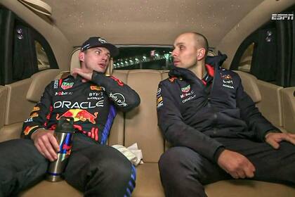 La vuelta de honor de Verstappen y Gianpiero Lambiase en un Rolls Royce en Las Vegas.