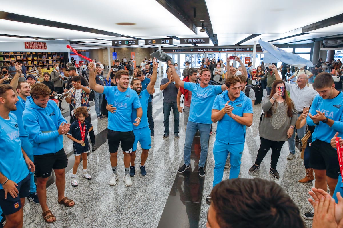 La vuelta de Pumas 7s a casa y el festejo de todos: los que no habían viajado a Vancouver fueron a recibir a los campeones y todos se unieron en la alegría en Ezeiza.